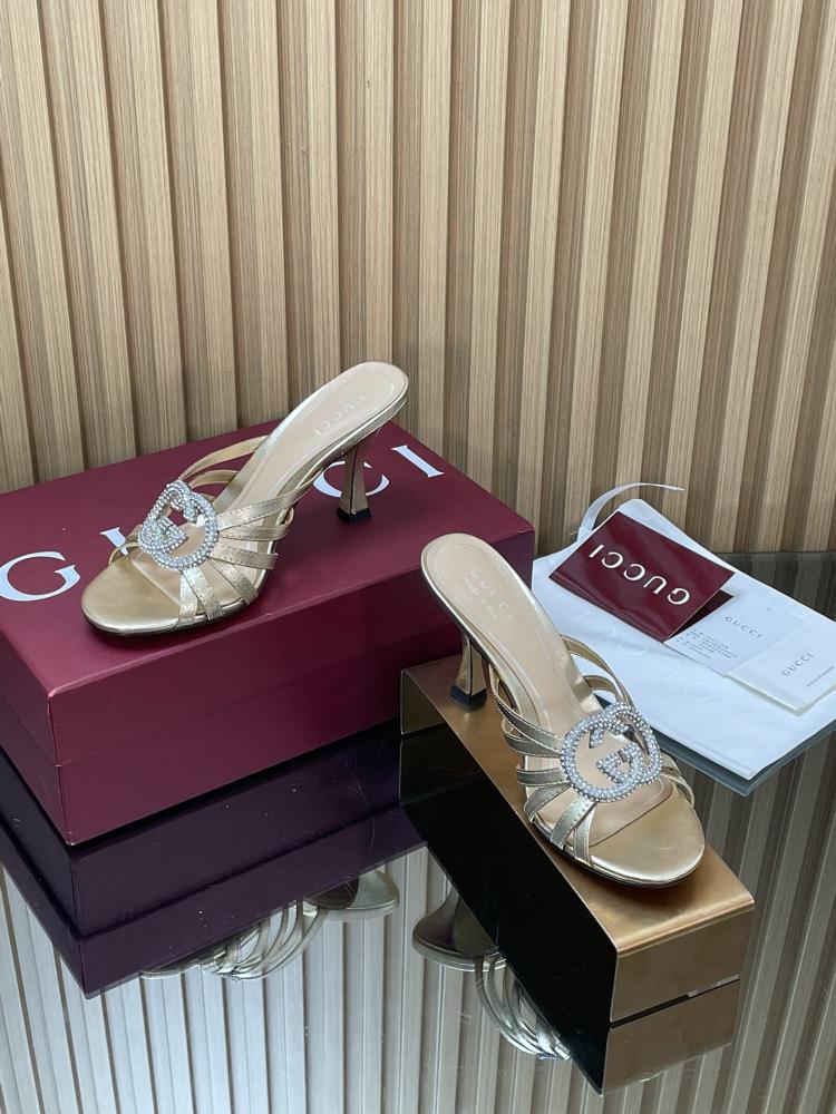 Gucci Women's slide sandals with crystal Interlocking G hardware / صندل نسائي من غوتشي مزين بشعار G المتشابك المرصع بالكريستال