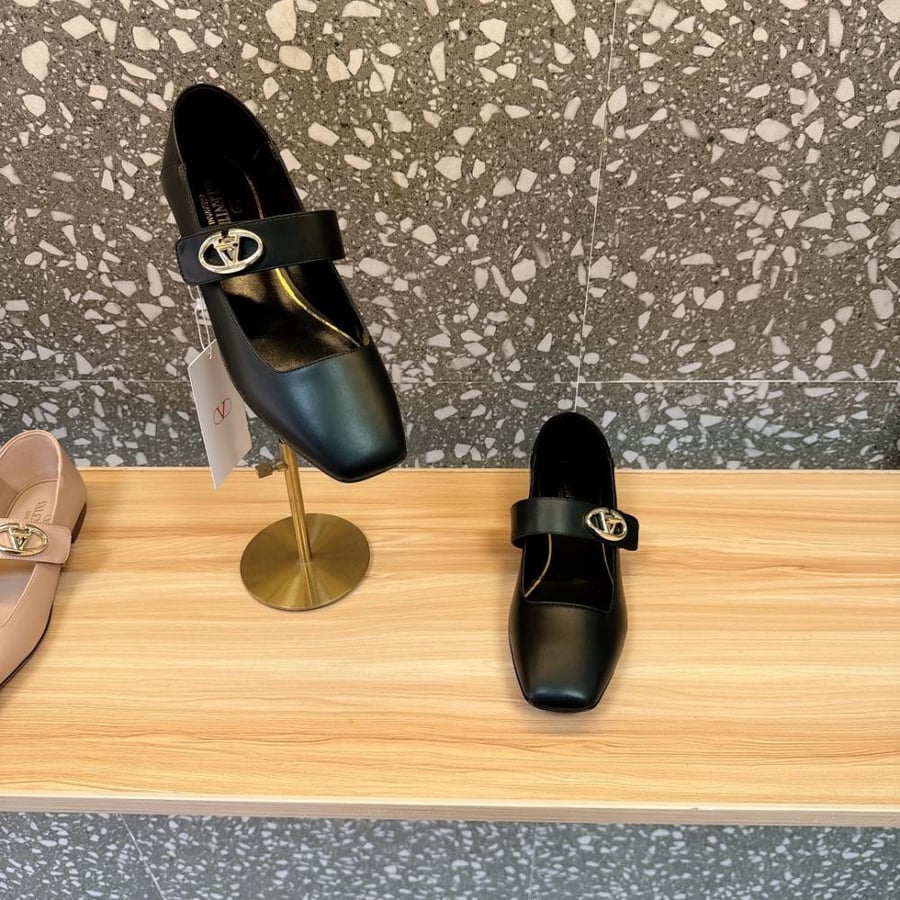 Valentino Garavani VLogo Locker Mary Jane flats / فالنتينو جارافاني VLogo لوكر ماري جين
