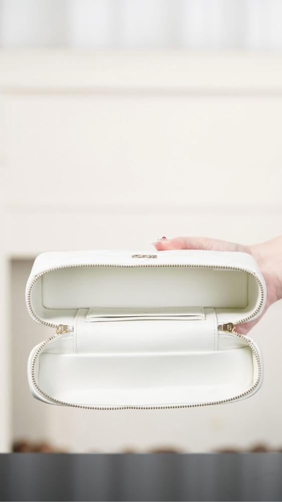 Chanel Vanity with Chain / حقيبة شانيل فانيتي بسلسلة