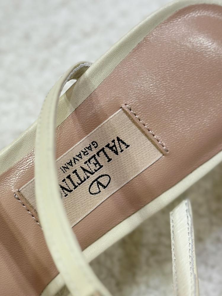 Valentino Garavani Rockstud Pointed-Toe Mules – Apricot pink