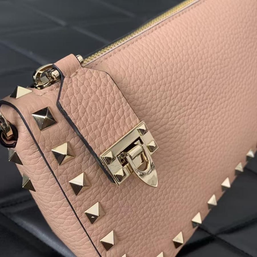 Valentino Garavani Rockstud shoulder bag / حقيبة كتف فالنتينو غارافاني روكستاد