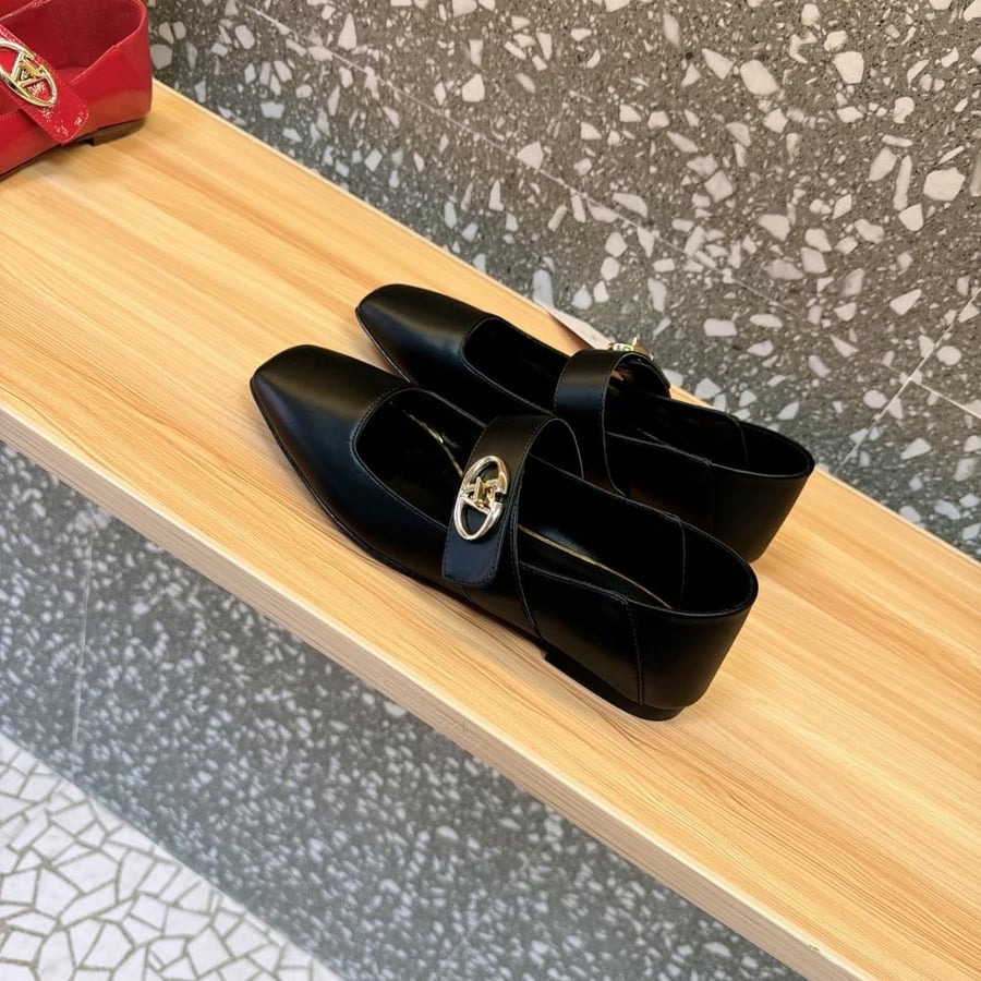 Valentino Garavani VLogo Locker Mary Jane flats / فالنتينو جارافاني VLogo لوكر ماري جين