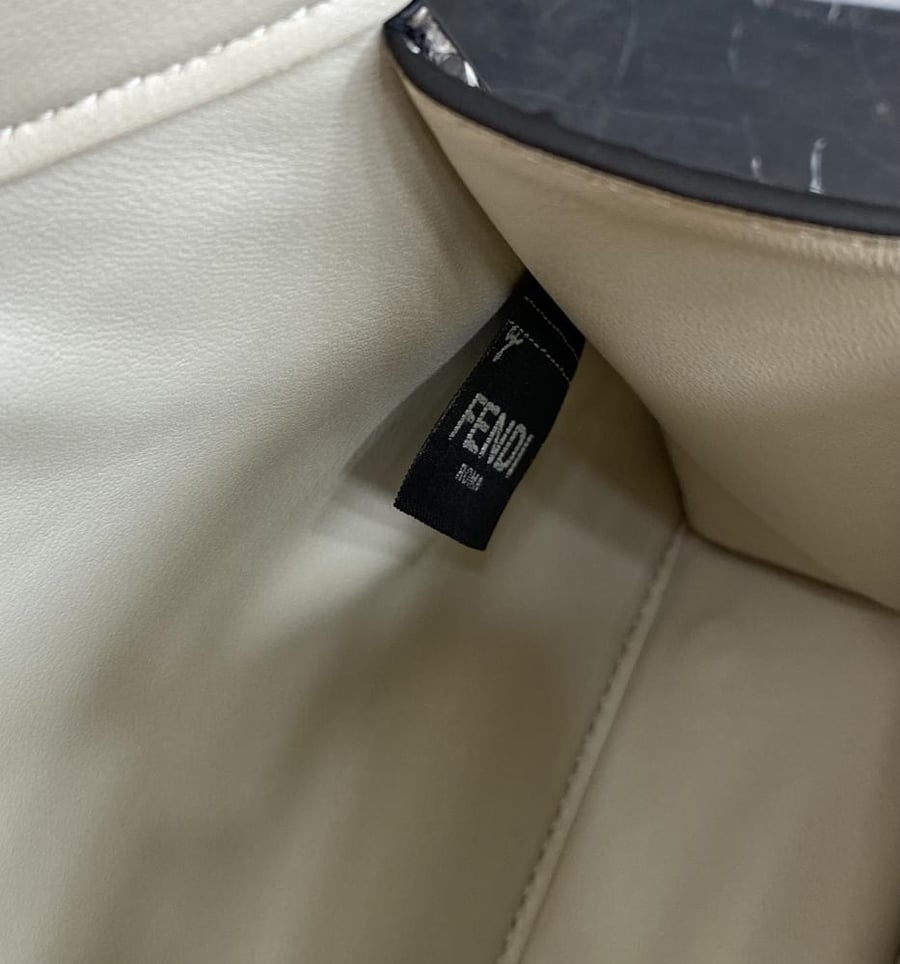 Fendi Peekaboo ISeeU bag python leather / حقيبة فندي بيكابو ISeeU مصنوعة من جلد الثعبان 27سم
