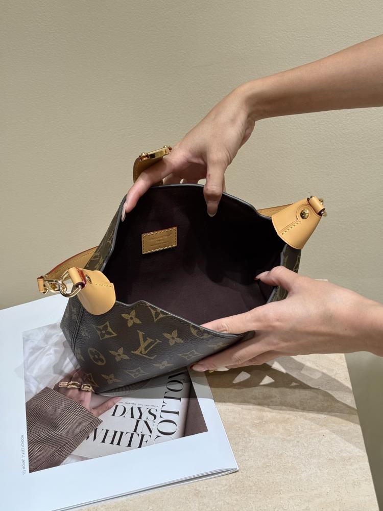 Louis Vuitton Pochette Mia bag / حقيبة لويس فويتون بوشيت ميا