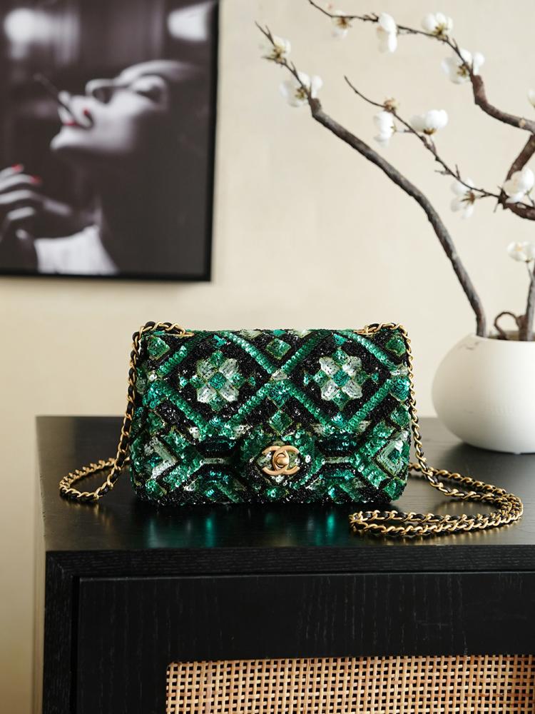 Chanel Sequin Classic Flap Bag / حقيبة شانيل ترتر الكلاسيكية