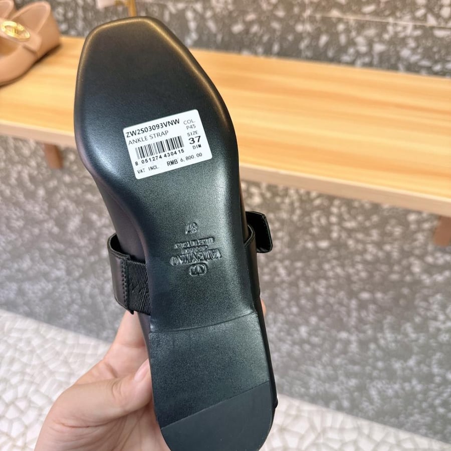 Valentino Garavani VLogo Locker Mary Jane flats / فالنتينو جارافاني VLogo لوكر ماري جين