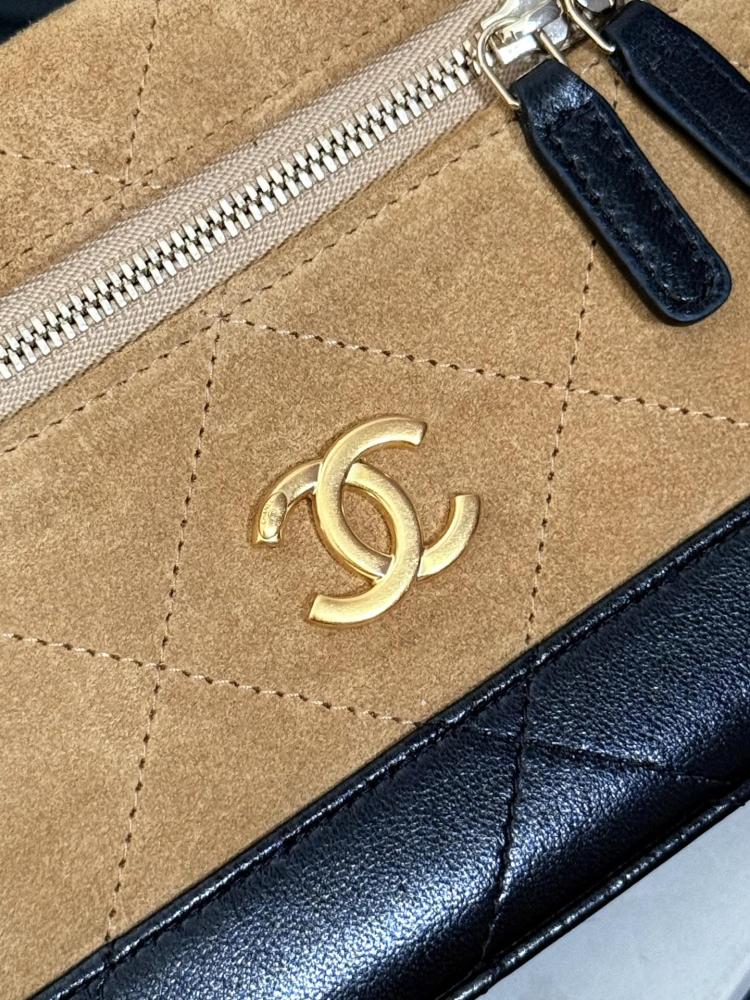 Chanel 26S Vanity Case in suede / حقيبة شانيل 26S