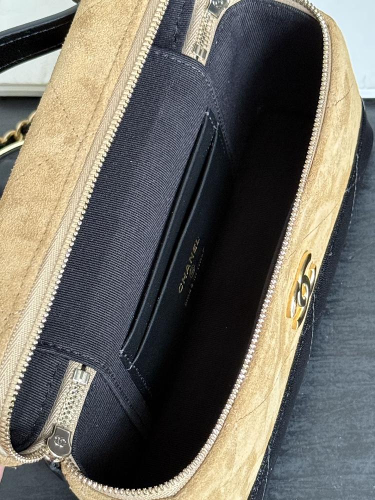 Chanel 26S Vanity Case in suede / حقيبة شانيل 26S