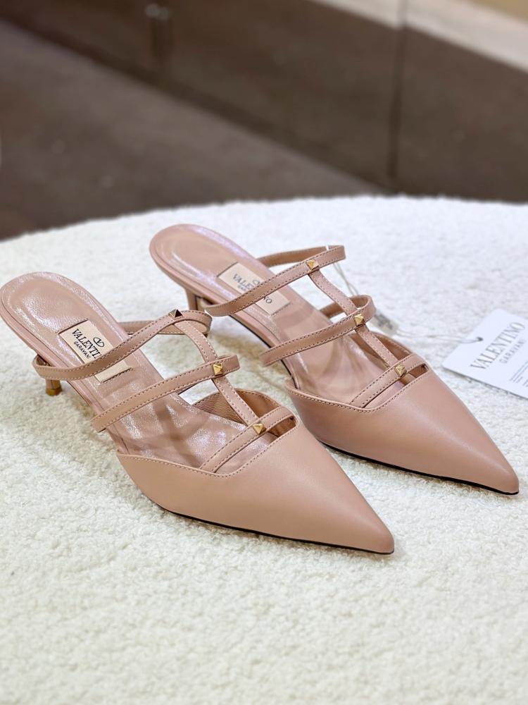 Valentino Garavani Rockstud Pointed-Toe Mules – Beige