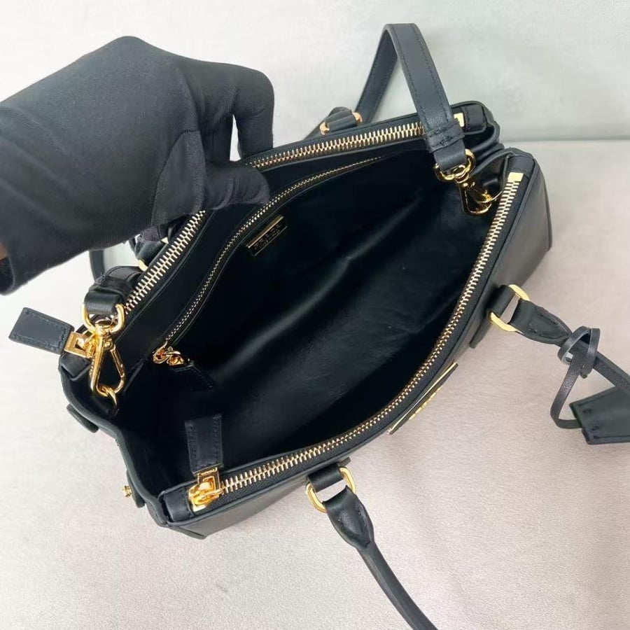 Prada Galleria bag / حقيبة برادا غاليريا 30سم