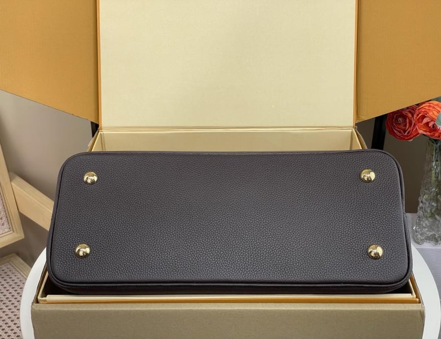 Louis Vuitton Capucines MM handbag / حقيبة يد لويس فويتون كابوسين MM