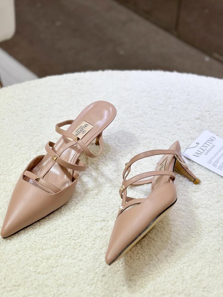 Valentino Garavani Rockstud Pointed-Toe Mules – Beige