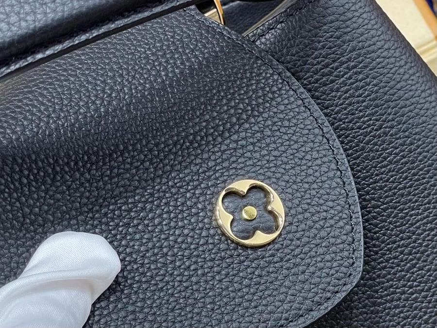 Louis Vuitton Capucines MM handbag / حقيبة يد لويس فويتون كابوسين MM