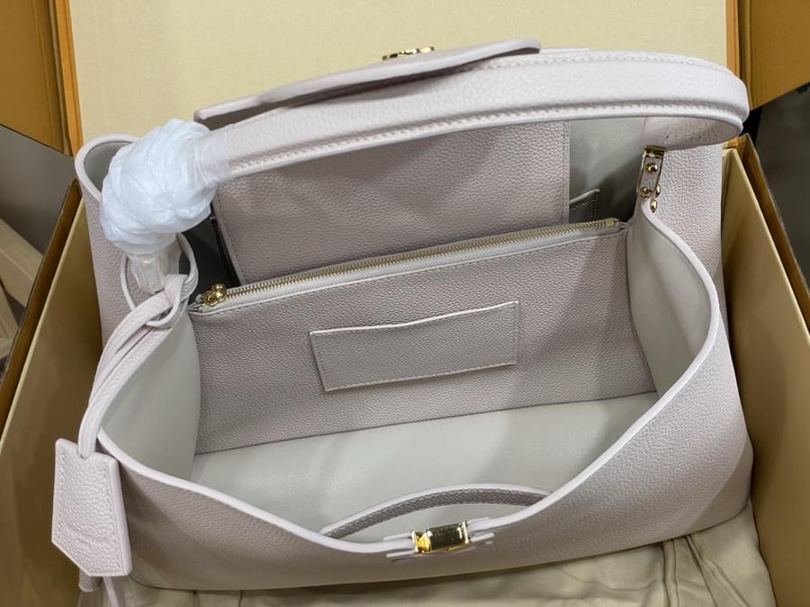 Louis Vuitton Capucines MM handbag / حقيبة يد لويس فويتون كابوسين MM