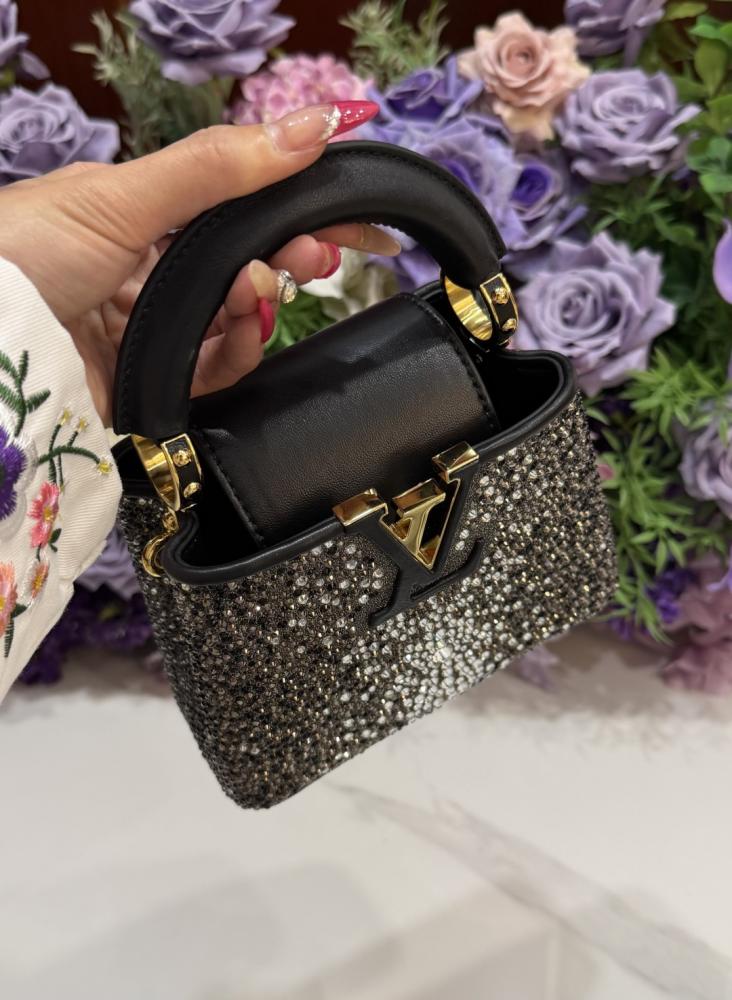 Louis Vuitton Capucines 16cm bag / حقيبة لويس فيتون كابوسين
