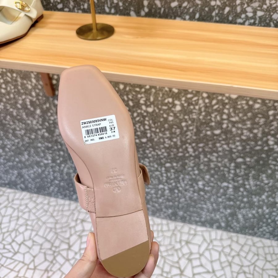Valentino Garavani VLogo Locker Mary Jane flats / فالنتينو جارافاني VLogo لوكر ماري جين