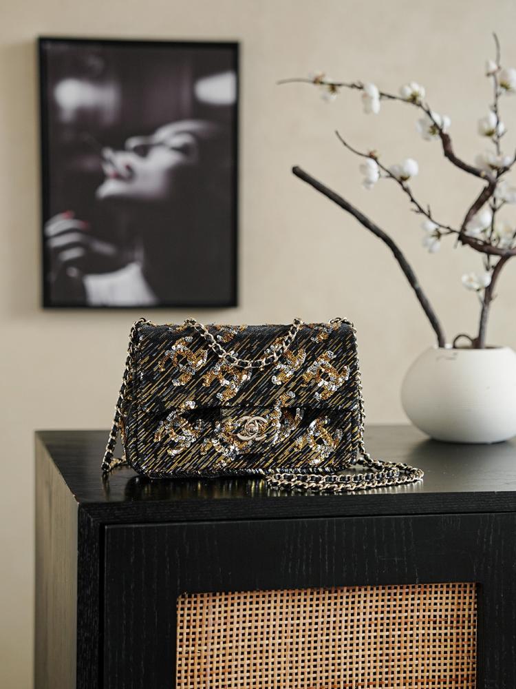 Chanel Sequin Classic Flap Bag / حقيبة شانيل ترتر الكلاسيكية