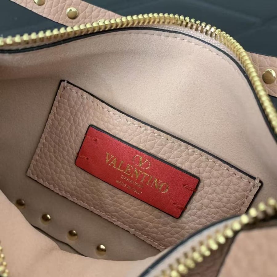 Valentino Garavani Rockstud shoulder bag / حقيبة كتف فالنتينو غارافاني روكستاد