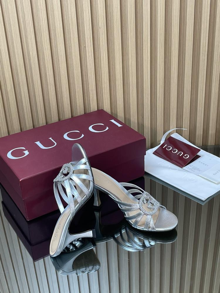 Gucci Women's slide sandals with crystal Interlocking G hardware / صندل نسائي من غوتشي مزين بشعار G المتشابك المرصع بالكريستال