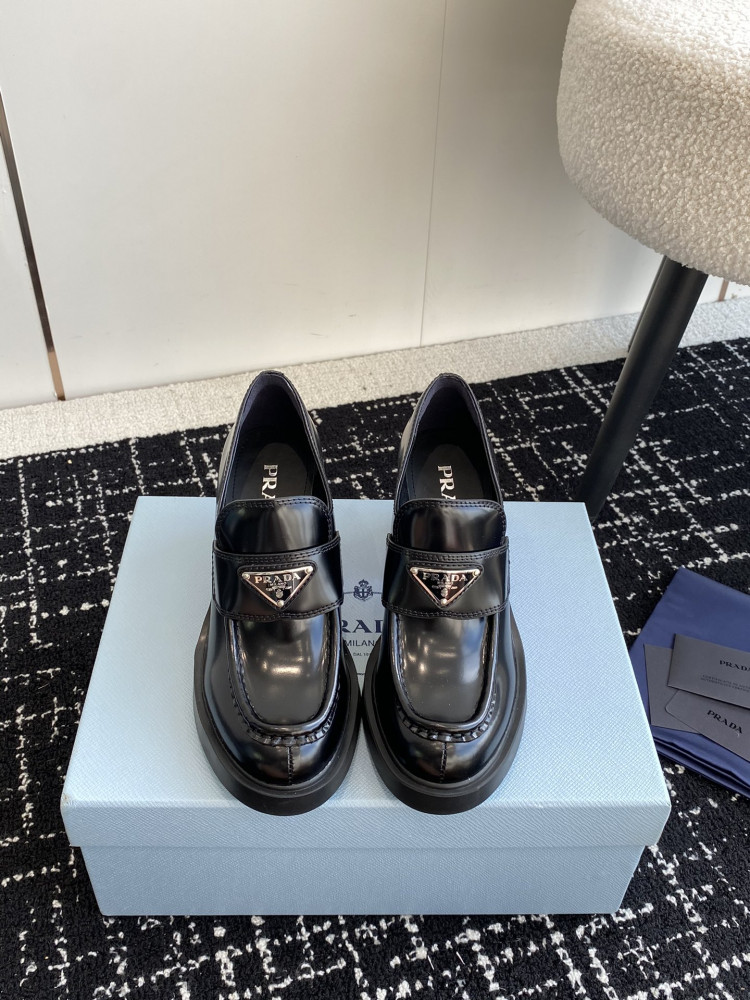 PR@D@ loafers