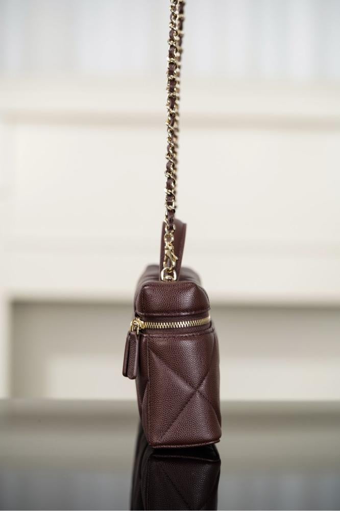 Chanel Vanity with Chain / حقيبة شانيل فانيتي بسلسلة