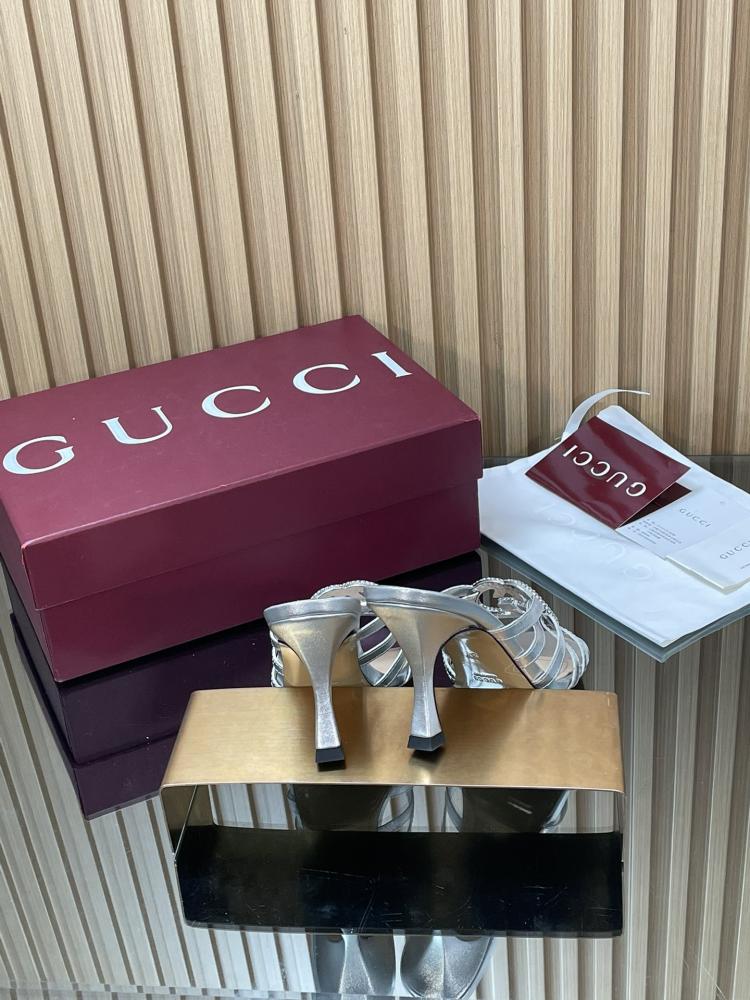 Gucci Women's slide sandals with crystal Interlocking G hardware / صندل نسائي من غوتشي مزين بشعار G المتشابك المرصع بالكريستال