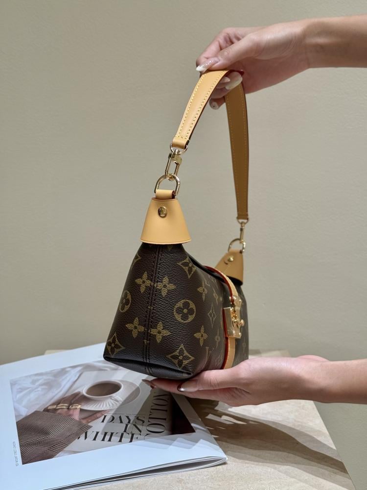 Louis Vuitton Pochette Mia bag / حقيبة لويس فويتون بوشيت ميا