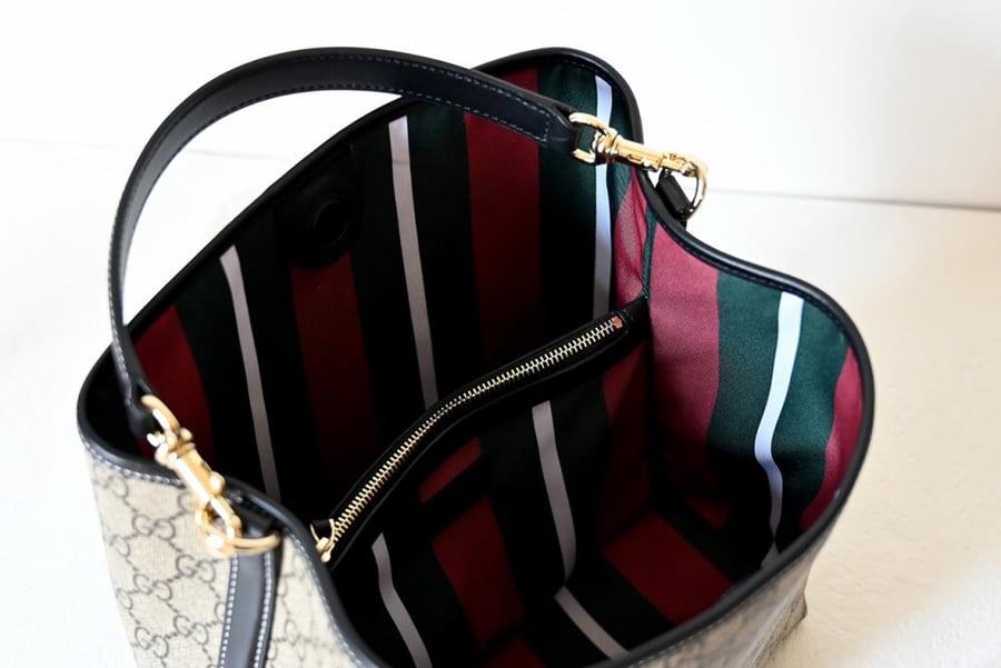 Gucci GG Emblem 25cm bucket bag / حقيبة دلو من غوتشي بشعار GG