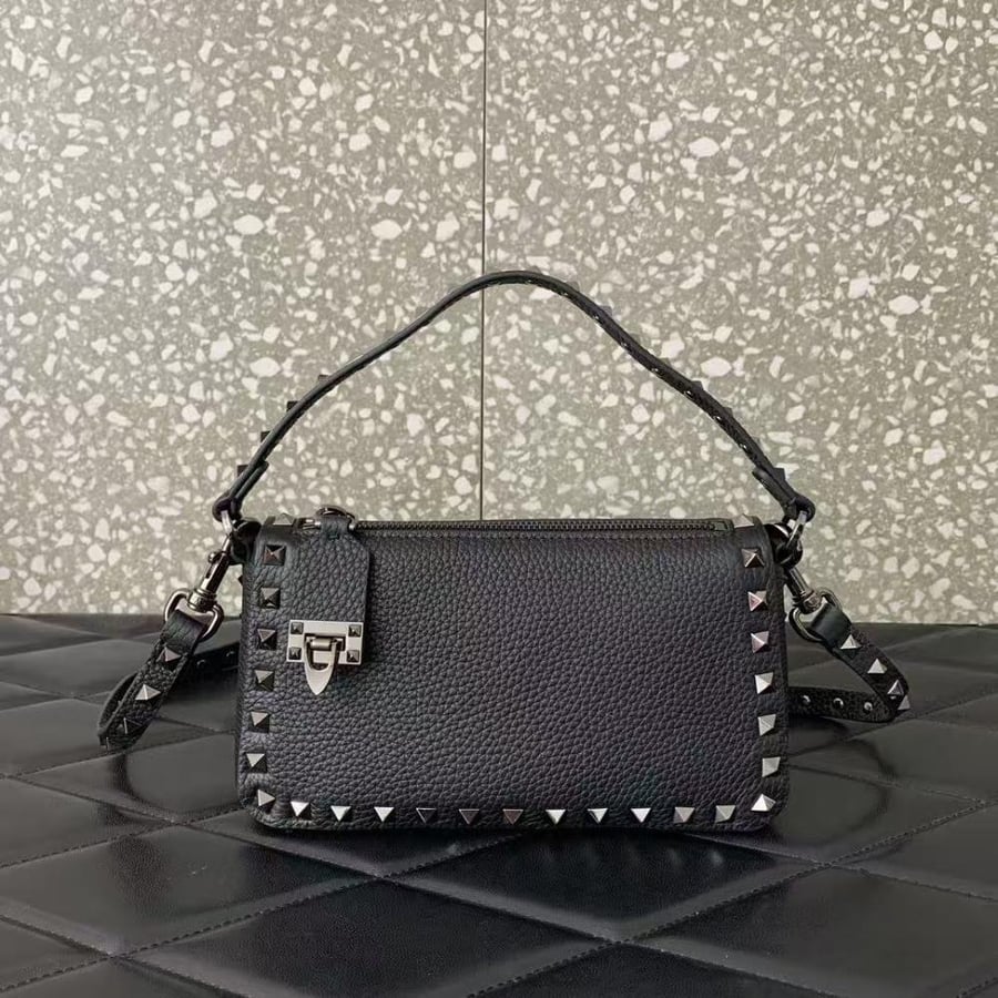 Valentino Garavani Rockstud shoulder bag / حقيبة كتف فالنتينو غارافاني روكستاد