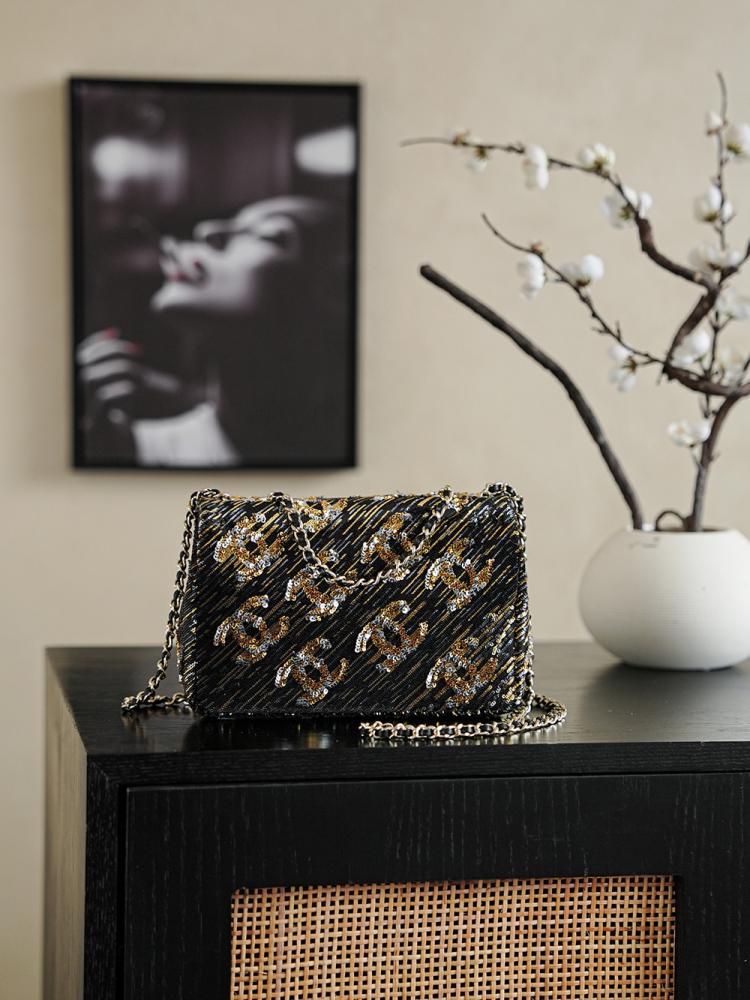 Chanel Sequin Classic Flap Bag / حقيبة شانيل ترتر الكلاسيكية