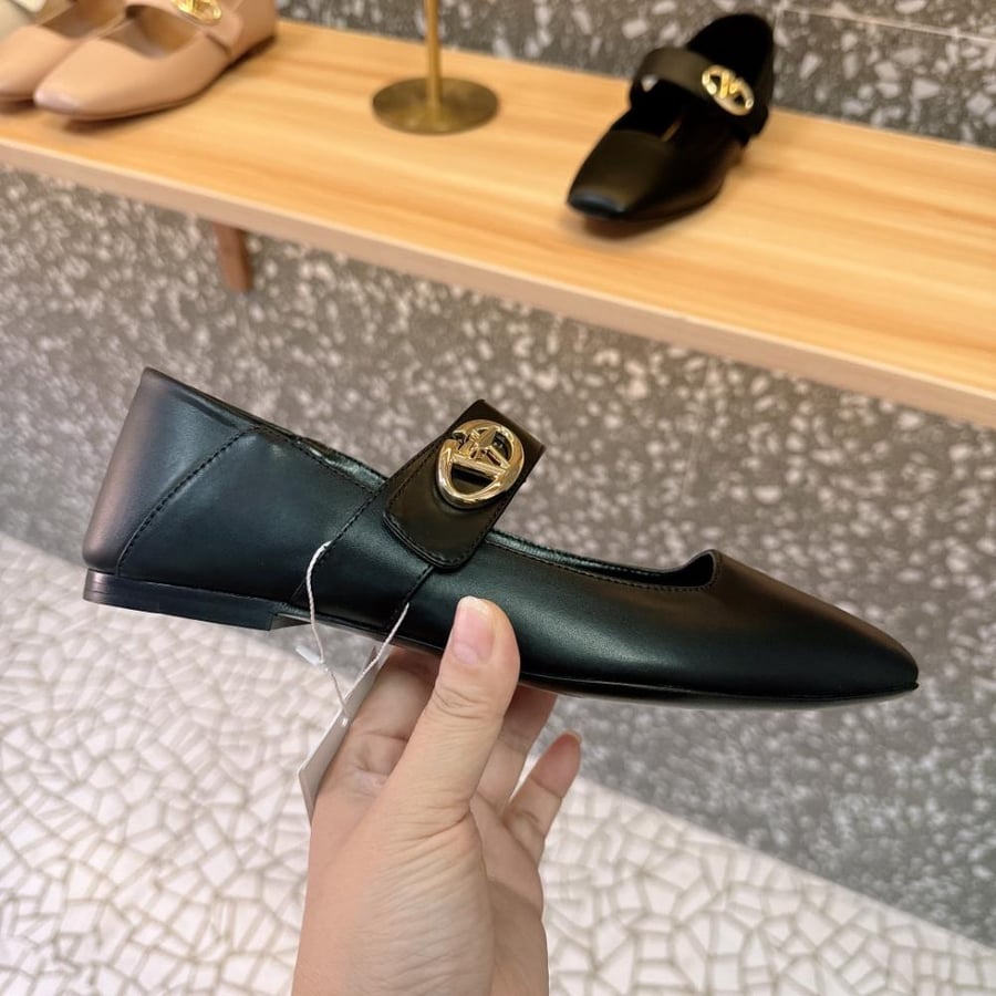 Valentino Garavani VLogo Locker Mary Jane flats / فالنتينو جارافاني VLogo لوكر ماري جين