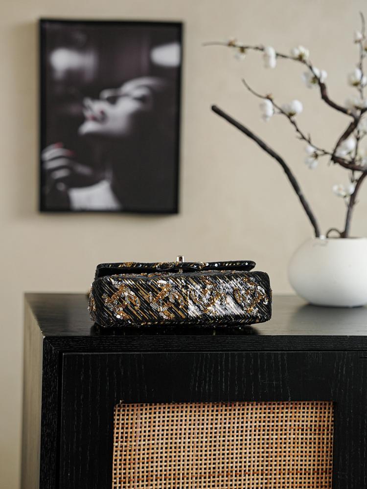 Chanel Sequin Classic Flap Bag / حقيبة شانيل ترتر الكلاسيكية