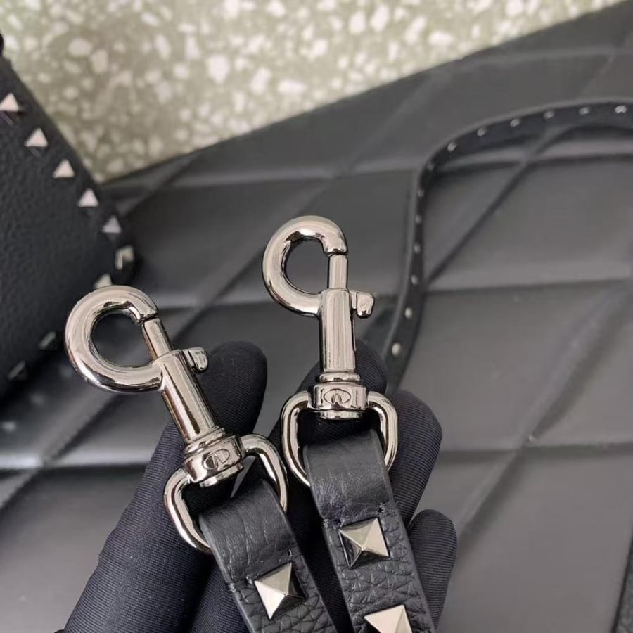 Valentino Garavani Rockstud shoulder bag / حقيبة كتف فالنتينو غارافاني روكستاد