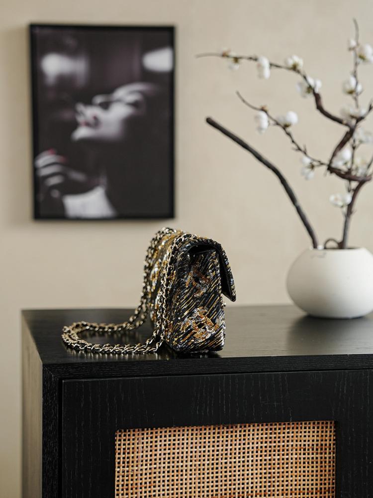 Chanel Sequin Classic Flap Bag / حقيبة شانيل ترتر الكلاسيكية
