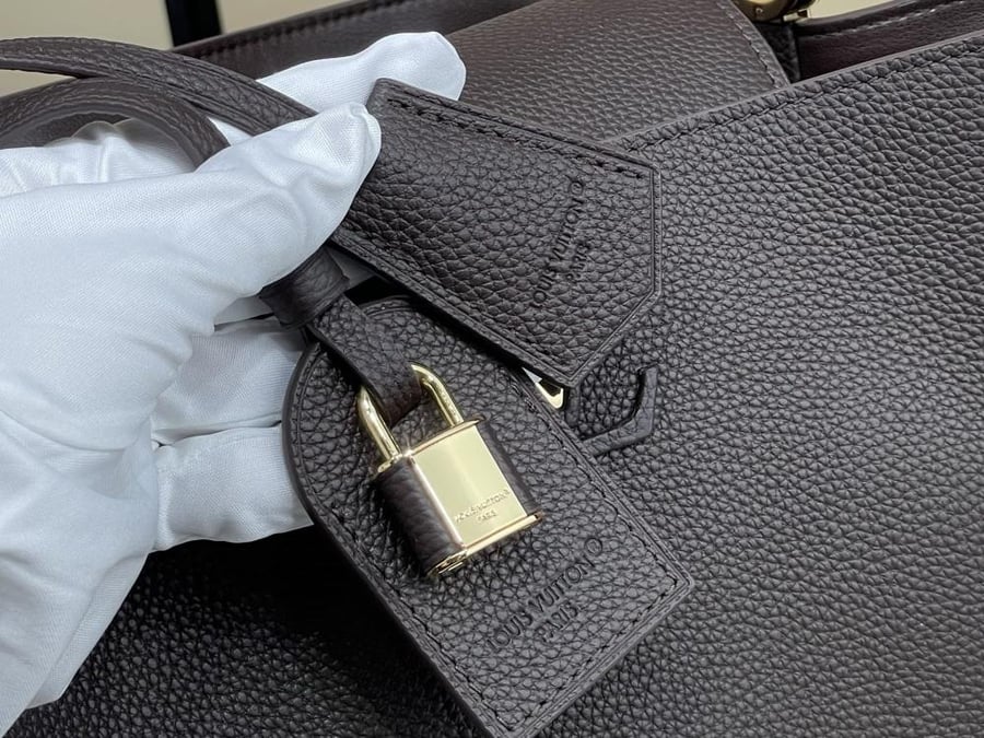Louis Vuitton Capucines MM handbag / حقيبة يد لويس فويتون كابوسين MM