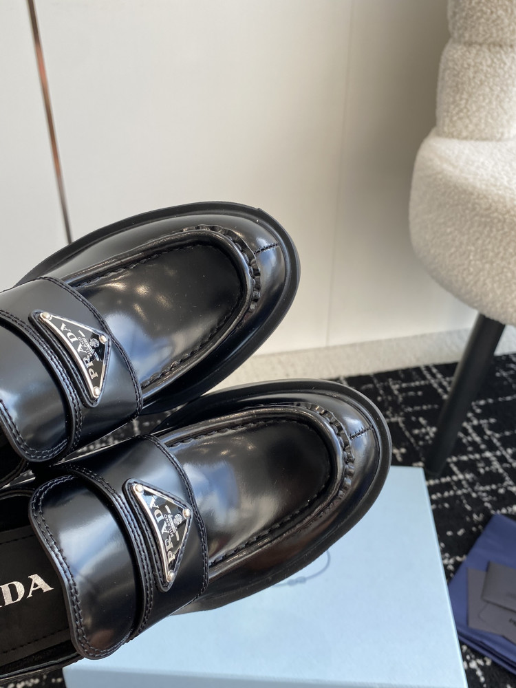 PR@D@ loafers