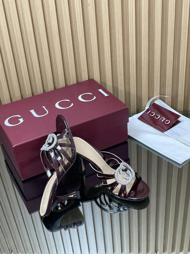 Gucci Women's slide sandals with crystal Interlocking G hardware / صندل نسائي من غوتشي مزين بشعار G المتشابك المرصع بالكريستال
