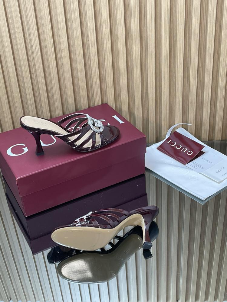 Gucci Women's slide sandals with crystal Interlocking G hardware / صندل نسائي من غوتشي مزين بشعار G المتشابك المرصع بالكريستال
