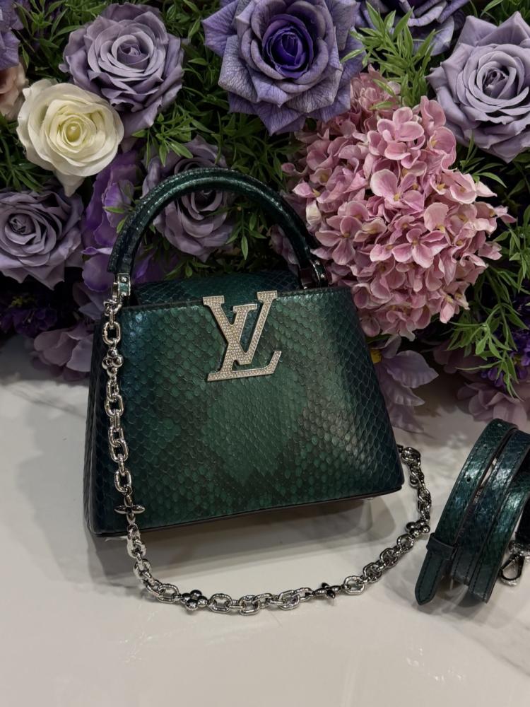 Louis Vuitton Capucines handbag / حقيبة يد لويس فيتون كابوسين من جلد الثعبان