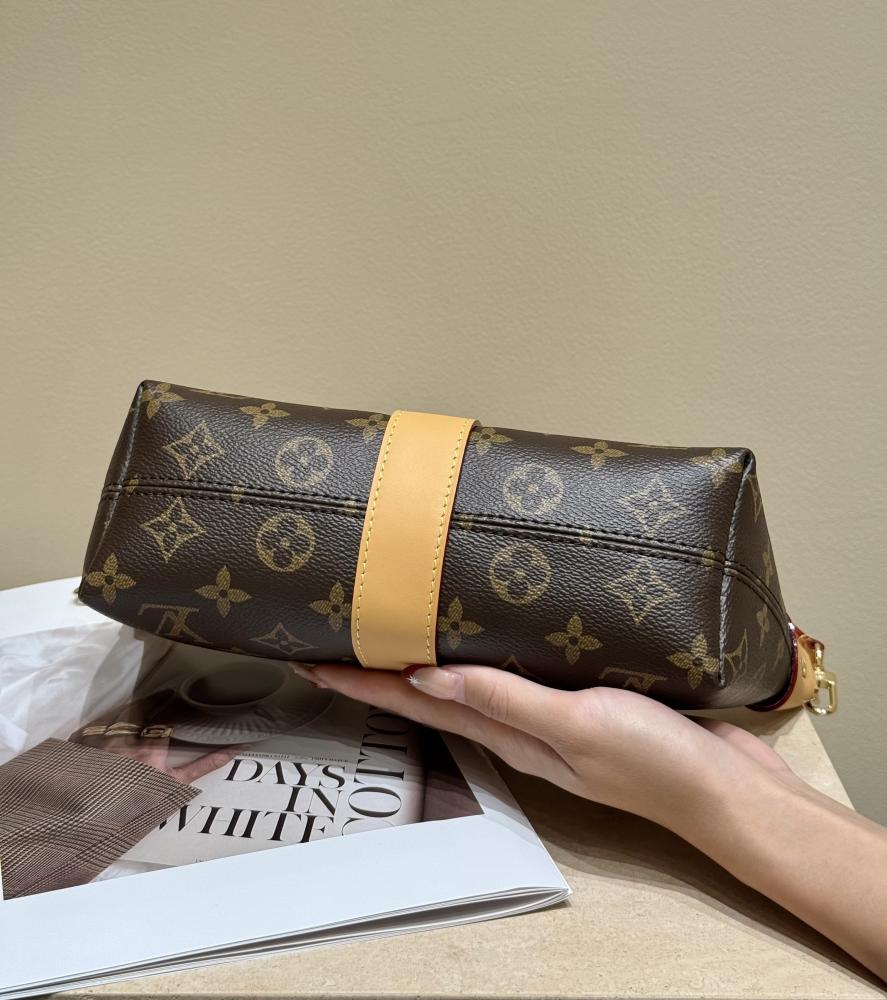 Louis Vuitton Pochette Mia bag / حقيبة لويس فويتون بوشيت ميا