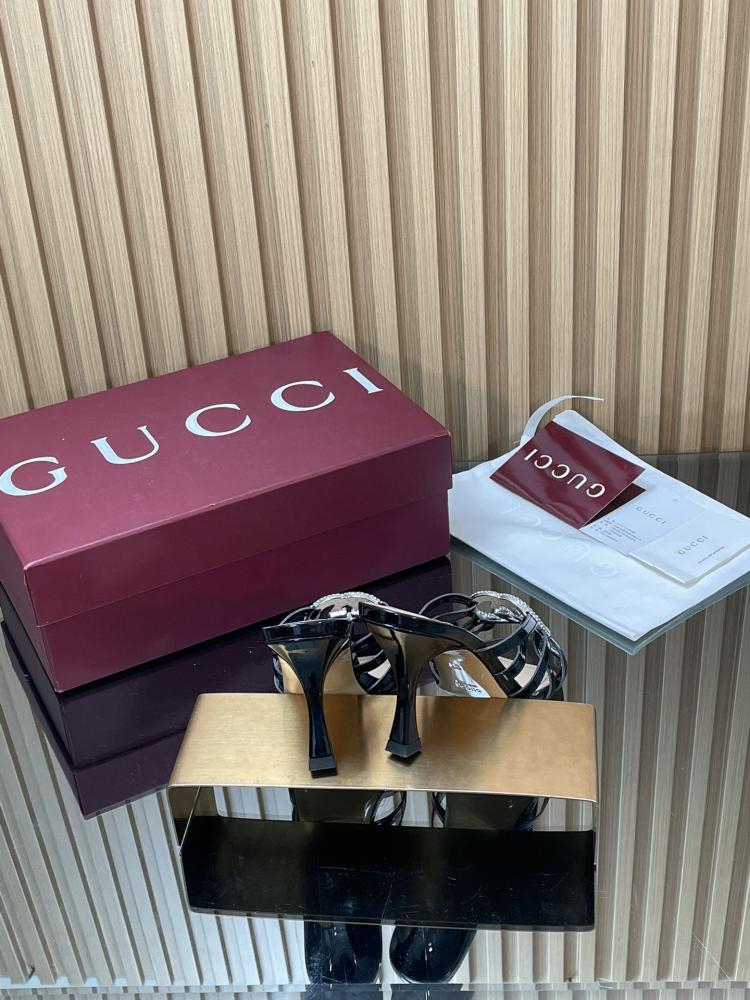 Gucci Women's slide sandals with crystal Interlocking G hardware / صندل نسائي من غوتشي مزين بشعار G المتشابك المرصع بالكريستال