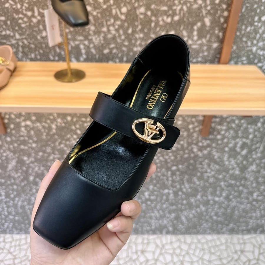Valentino Garavani VLogo Locker Mary Jane flats / فالنتينو جارافاني VLogo لوكر ماري جين