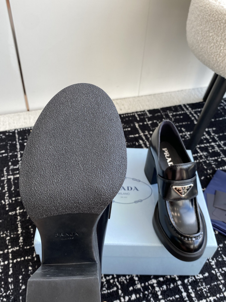 PR@D@ loafers