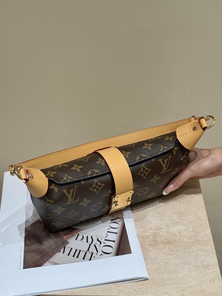 Louis Vuitton Pochette Mia bag / حقيبة لويس فويتون بوشيت ميا