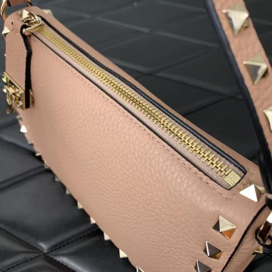 Valentino Garavani Rockstud shoulder bag / حقيبة كتف فالنتينو غارافاني روكستاد