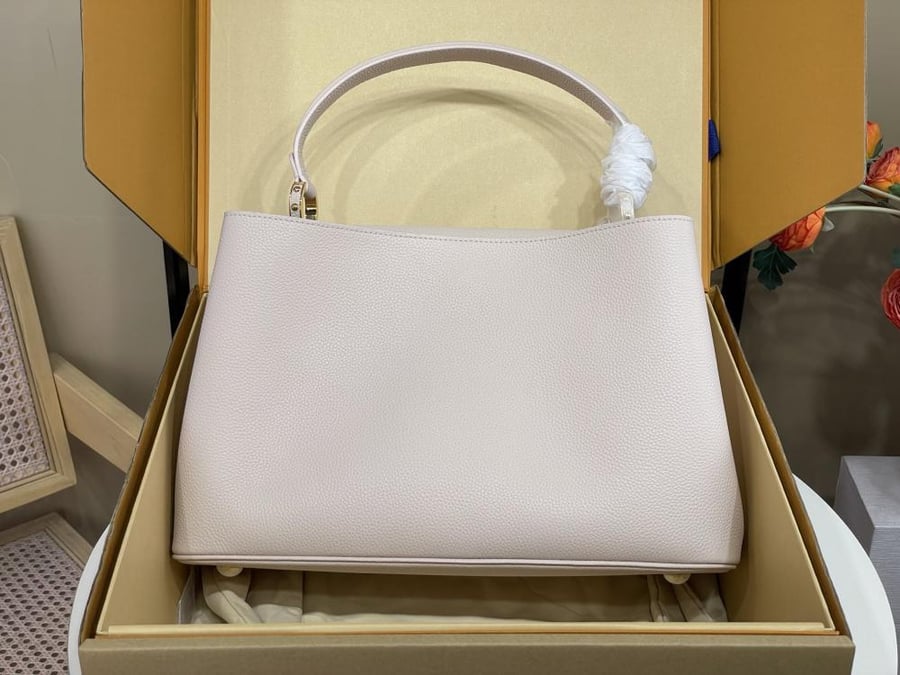 Louis Vuitton Capucines MM handbag / حقيبة يد لويس فويتون كابوسين MM