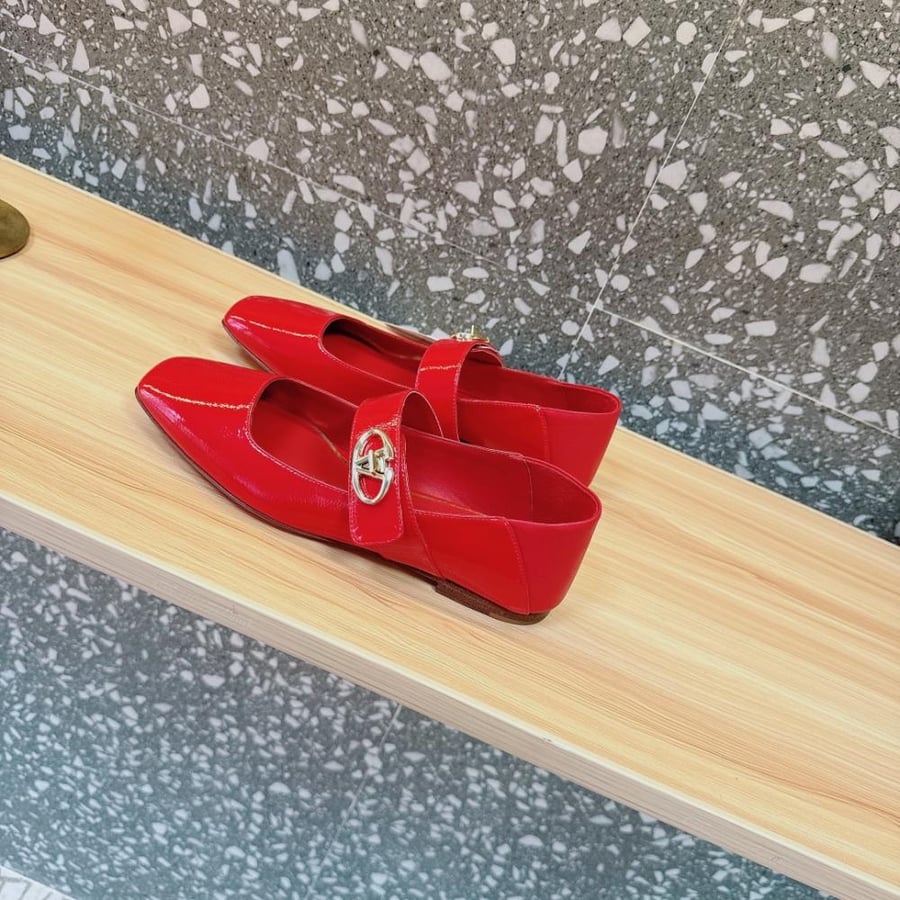 Valentino Garavani VLogo Locker Mary Jane flats / فالنتينو جارافاني VLogo لوكر ماري جين