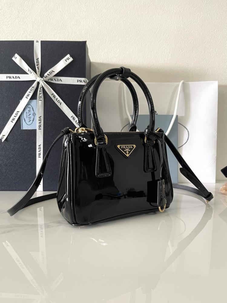 Prada Galleria mini patent leather handbag / حقيبة يد صغيرة من الجلد اللامع من برادا غاليريا