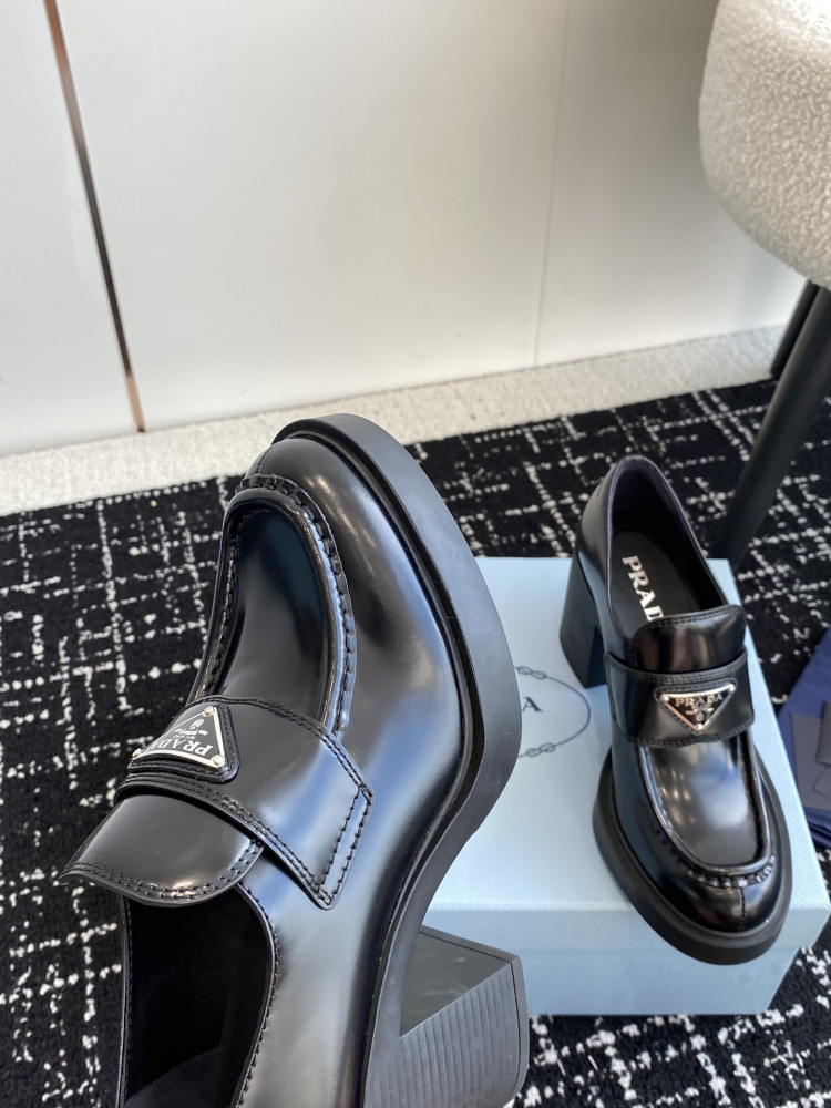 PR@D@ loafers
