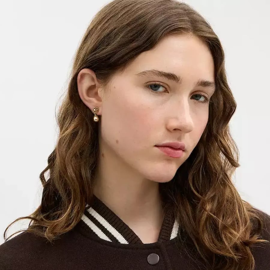 حلق كوتش Signature Enamel Coin Pearl Drop Earrings